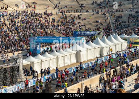 Une photo de la ligne d'arrivée de l'édition 2022 du Marathon d'Athènes - l'authentique, dans le stade panathénaïque. Banque D'Images