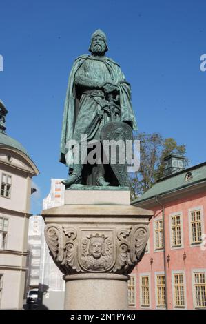 Stencock Palace (Stenbocksa Palatset) sur Riddarholmen, Stockholm, Suède, avec une statue de Birger Jarl au premier plan. Banque D'Images