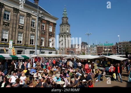 Pays-Bas, le Grote Markt ou Big Market à Groningen avec l'église Martinitoren. Banque D'Images