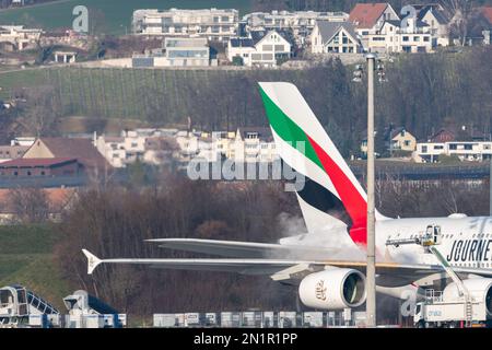 Zurich, Suisse, 20 janvier, 2023 Emirates Airbus A380-861 est dégivré à la porte Banque D'Images