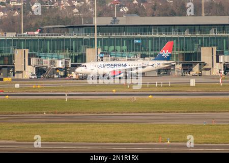 Zurich, Suisse, 20 janvier, 2023 l'Airbus A319-132 d'Air Serbia est en train de rouler à sa position Banque D'Images