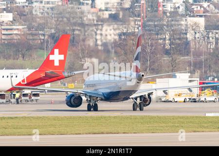 Zurich, Suisse, 20 janvier, 2023 voies aériennes britanniques l'Embraer E-190SR est en train de rouler à sa position Banque D'Images