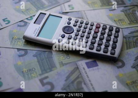 la calculatrice se trouve sur 5 billets en euros Banque D'Images