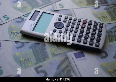 la calculatrice se trouve sur 5 billets en euros Banque D'Images