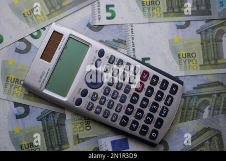 la calculatrice se trouve sur 5 billets en euros Banque D'Images