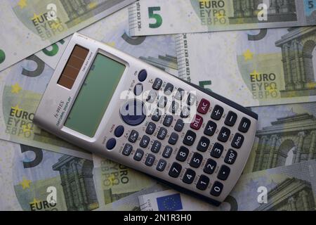 la calculatrice se trouve sur 5 billets en euros Banque D'Images