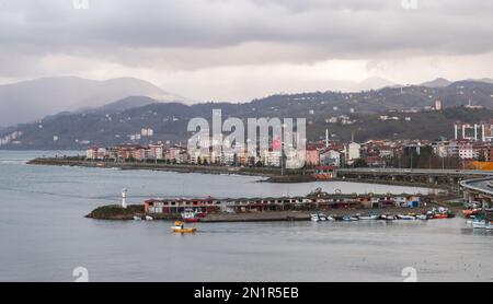 Vue sur le bord de mer d'Arakli, Trabzon, Turquie. Mer Noire, paysage côtier Banque D'Images