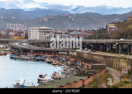 Vue côtière avec port de pêche et pont autoroutier d'Arakli; Trabzon; Turquie Banque D'Images