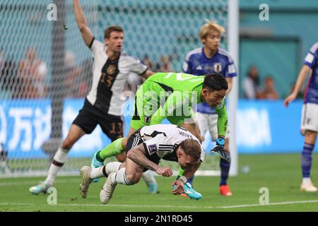 AR-RAJJAN, QATAR - NOVEMBRE 23 : David Raum, Shuichi Gonda lors de la coupe du monde de la FIFA, Qatar 2022, match du Groupe E entre l'Allemagne et le Japon au stade international de Khalifa sur 23 novembre 2022 à AR-Rajjan, Qatar. (Photo par MB Media) Banque D'Images