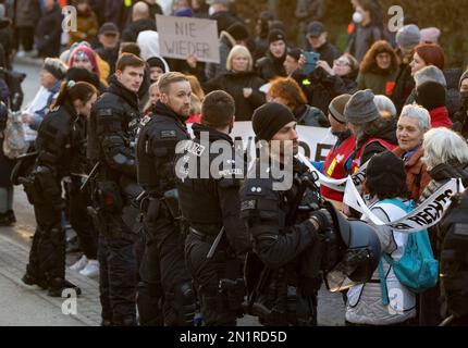 06 février 2023, Hesse, Königstein im Taunus: Avec des pancartes, des centaines de participants à une manifestation contre un événement simultané de l'AfD, qui célèbre son anniversaire de parti sous la devise '10 ans alternative pour l'Allemagne'. Photo : Boris Roessler/dpa Banque D'Images