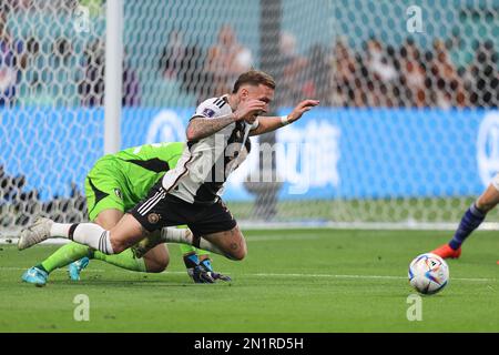 AR-RAJJAN, QATAR - NOVEMBRE 23 : David Raum, Shuichi Gonda lors de la coupe du monde de la FIFA, Qatar 2022, match du Groupe E entre l'Allemagne et le Japon au stade international de Khalifa sur 23 novembre 2022 à AR-Rajjan, Qatar. (Photo par MB Media) Banque D'Images