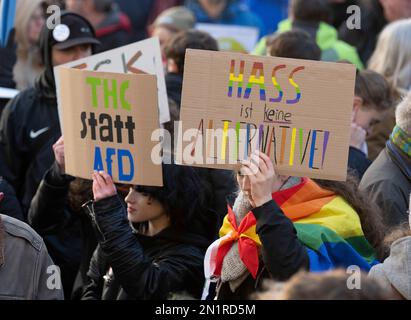 06 février 2023, Hesse, Königstein im Taunus: Avec des pancartes, des centaines de participants à une manifestation contre un événement simultané de l'AfD, qui célèbre son anniversaire de parti sous la devise '10 ans alternative pour l'Allemagne'. Photo : Boris Roessler/dpa Banque D'Images