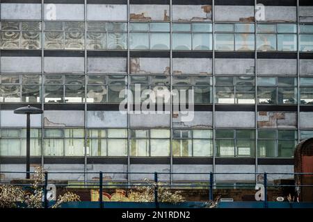 La façade en ruines du Tower Building,1960s bureaux adjacents à la gare de Waterloo prévus pour la démolition et le réaménagement du site. Londres. ROYAUME-UNI Banque D'Images