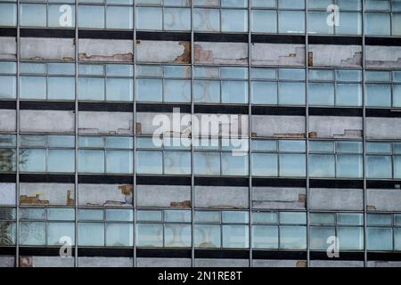 La façade en ruines du Tower Building,1960s bureaux adjacents à la gare de Waterloo prévus pour la démolition et le réaménagement du site. Londres. ROYAUME-UNI Banque D'Images