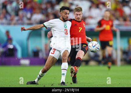 Noussair Mazraoui, Kevin de Bruyne lors de la coupe du monde de la FIFA, Qatar 2022, match du Groupe F entre la Belgique et le Maroc au stade Al Thumama sur 27 novembre 2022 à Doha, au Qatar. (Support Mo photo) Banque D'Images