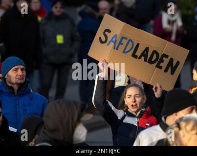 06 février 2023, Hesse, Königstein im Taunus: Avec des pancartes, des centaines de participants à une manifestation contre un événement simultané de l'AfD, qui célèbre son anniversaire de parti sous la devise '10 ans alternative pour l'Allemagne'. Photo : Boris Roessler/dpa Banque D'Images