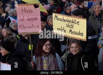 06 février 2023, Hesse, Königstein im Taunus: Avec des pancartes, des centaines de participants à une manifestation contre un événement simultané de l'AfD, qui célèbre son anniversaire de parti sous la devise '10 ans alternative pour l'Allemagne'. Photo : Boris Roessler/dpa Banque D'Images