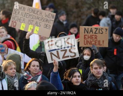 06 février 2023, Hesse, Königstein im Taunus: Avec des pancartes, des centaines de participants à une manifestation contre un événement simultané de l'AfD, qui célèbre son anniversaire de parti sous la devise '10 ans alternative pour l'Allemagne'. Photo : Boris Roessler/dpa Banque D'Images