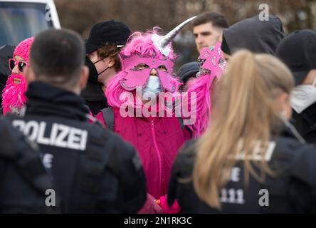 06 février 2023, Hesse, Königstein im Taunus: Participants costumés d'une manifestation contre un événement simultané de l'AfD, qui célèbre son anniversaire de parti sous la devise "10 ans alternative pour l'Allemagne". Photo : Boris Roessler/dpa Banque D'Images