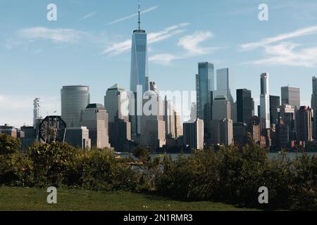 Centre financier de Manhattan avec un World Trade Center près de la rivière Hudson et parc à New York, image de stock Banque D'Images