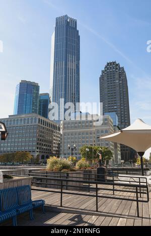 Gratte-ciels modernes près de la passerelle de remblai dans la ville de New York, image de stock Banque D'Images