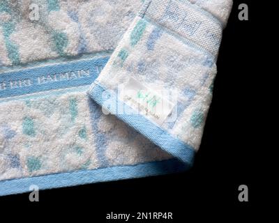 Serviette de toilette Pierre Balmain. Banque D'Images