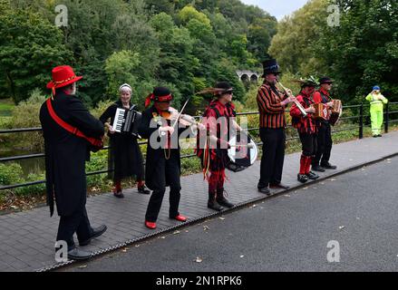 Les Ironmen et Severn Gilders se présentant au Ironbridge Festival of imagination 2022 Banque D'Images