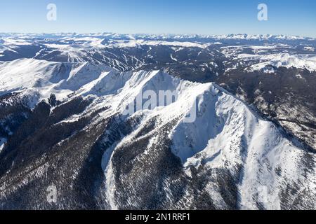 Vue aérienne de la neige a couvert Ten Mile Peak près de Frisco, Colorado pendant l'hiver Banque D'Images