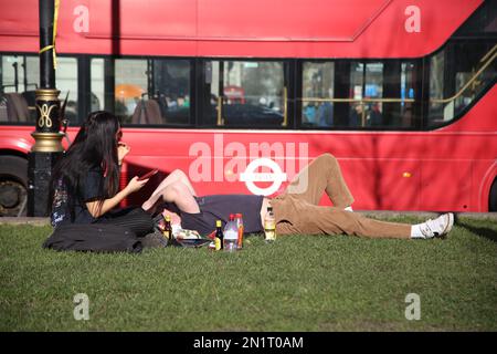 Londres, Royaume-Uni. 06th févr. 2023. Un couple apprécie la journée ensoleillée à Londres. Crédit : SOPA Images Limited/Alamy Live News Banque D'Images