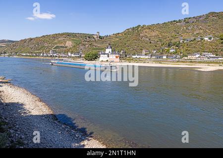 Panorama sur le Rhin près de Kaub en eau très basse à l'été 2022 Banque D'Images