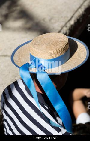 L'Italie, Venise, Gondolier avec le port du chapeau de gondolier traditionnels. Banque D'Images