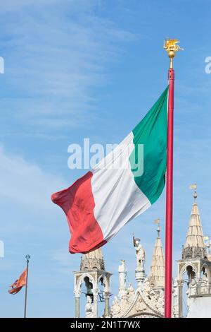 Italie, Venise, le drapeau de l'Italie et la basilique Di San Marco. Banque D'Images