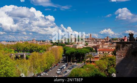 Tourisme à Rome. Touristes et visiteurs prenant des photos de la terrasse panoramique de la colline d'Aventin Banque D'Images