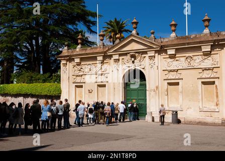 Tourisme à Rome. Les personnes qui attendent pour avoir une vue sur la basilique Saint-Pierre par le trou de serrure de la villa Magistral de Malte sur la colline d'Aventin Banque D'Images