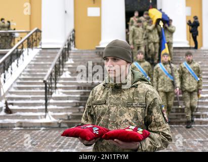 KIEV, UKRAINE - 06 FÉVRIER 2023 - les participants portent le cercueil lors de la cérémonie funéraire pour un officier spécial des services de renseignement de la Défense de l'Ukraine Eduard Shtraus qui est mort dans la guerre contre la Russie, Kiev, capitale de l'Ukraine. Banque D'Images