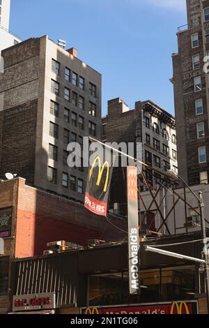 NEW YORK, Etats-Unis - 13 OCTOBRE 2022 : bannières publicitaires McDonalds sur la rue urbaine dans Midtown Banque D'Images
