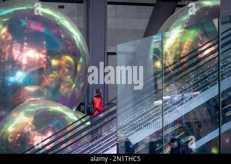 Les employés des bureaux de la ville qui se trouvent à bord d'escaliers mécaniques et d'une œuvre intitulée « Evanescent » seront exposés en janvier et février au Leadenhall Building de la City de Londres, le quartier financier de la capitale, le 6th février 2023, à Londres, en Angleterre. Evanescent est un libre de visiter l'installation publique qui cnsistening d'un amas de bulles gigantesques qui ensemble tour à plus de sept mètres de hauteur. L'œuvre, de l'atelier Sisu, a été placée à côté de l'entrée ouest du Leadenhall Building, alias « le Cheesegrater ». Banque D'Images