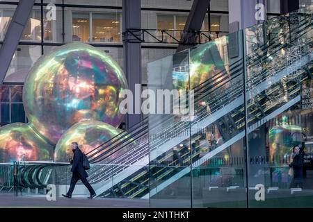 Les employés des bureaux de la ville qui se trouvent à bord d'escaliers mécaniques et d'une œuvre intitulée « Evanescent » seront exposés en janvier et février au Leadenhall Building de la City de Londres, le quartier financier de la capitale, le 6th février 2023, à Londres, en Angleterre. Evanescent est un libre de visiter l'installation publique qui cnsistening d'un amas de bulles gigantesques qui ensemble tour à plus de sept mètres de hauteur. L'œuvre, de l'atelier Sisu, a été placée à côté de l'entrée ouest du Leadenhall Building, alias « le Cheesegrater ». Banque D'Images