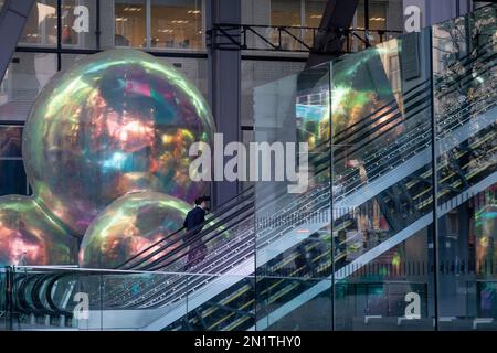 Les employés des bureaux de la ville qui se trouvent à bord d'escaliers mécaniques et d'une œuvre intitulée « Evanescent » seront exposés en janvier et février au Leadenhall Building de la City de Londres, le quartier financier de la capitale, le 6th février 2023, à Londres, en Angleterre. Evanescent est un libre de visiter l'installation publique qui cnsistening d'un amas de bulles gigantesques qui ensemble tour à plus de sept mètres de hauteur. L'œuvre, de l'atelier Sisu, a été placée à côté de l'entrée ouest du Leadenhall Building, alias « le Cheesegrater ». Banque D'Images