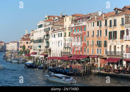 L'Italie, Venise, Grand Canal prises du pont du Rialto. Banque D'Images