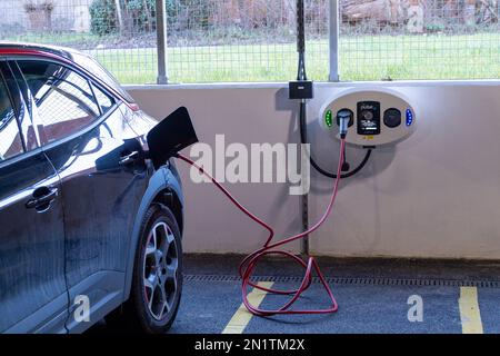 Maidenhead, Berkshire, Royaume-Uni. 6th février 2023. Points de recharge pour voitures électriques et voitures dans un parking à Maidenhead, Berkshire. Il a été annoncé aujourd'hui qu'à la suite de l'effondrement de la société de fabrication de batteries Britishvolt dans l'administration, ils seront pris en charge par une société australienne, recharge Industries. Crédit : Maureen McLean/Alay Live News Banque D'Images