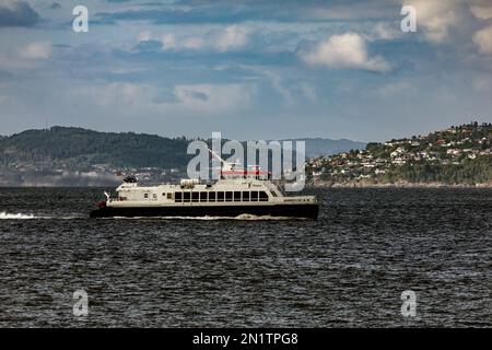 Catamaran rapide Tranenn arrivant au port de Bergen, Norvège. Banque D'Images