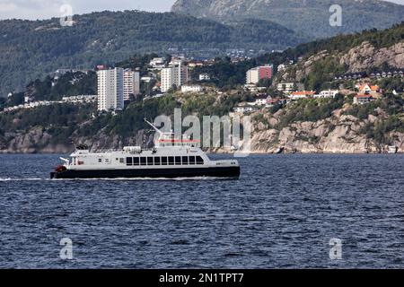 Catamaran rapide Tranenn arrivant au port de Bergen, Norvège. Banque D'Images