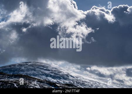 Des nuages de fin d'hiver sur les longs Crags et Hedgehope dans la vallée de Harthope, dans le parc national de Northumberland, en Angleterre Banque D'Images