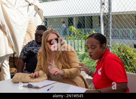 La princesse Amalia des pays-Bas à la caserne de pompiers de Cay Hill, sur 06 février 2023, pour une manifestation de secours et d'incendie le 7th jour de la visite aux Caraïbes photo: Albert Nieboer/pays-Bas OUT/point de vue OUT Banque D'Images