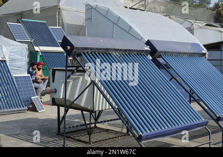 INDE, Punjab, Ludhiana, PAU Punjab Agricultural University, département de l'énergie rurale, solaire et solarthermal unités / INDIEN, Punjab, Ludhiana, Punjab landwirtschaftliche Universität, Abteilung ländliche Elektrifizierung, Photovoltaik und Solarthermische Anlagen Banque D'Images