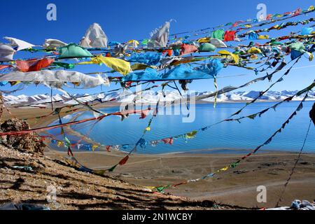 Drapeaux de prière au lac Namtso au Tibet Banque D'Images