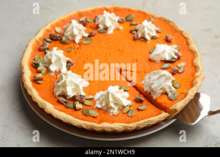 Délicieux tarte à la citrouille maison sur table légère Banque D'Images