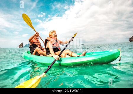 Heureux couple retraité appréciant le moment de voyage pagayer sur le kayak au parc marin d'Angthong à Ko Samui en Thaïlande - concept de personnes âgées actives autour du monde na Banque D'Images