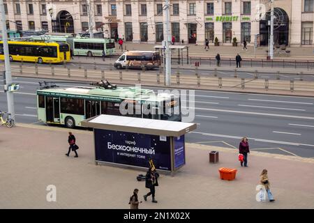 Bélarus, Minsk - 28 octobre 2022 : trolleybus à l'arrêt de bus Banque D'Images